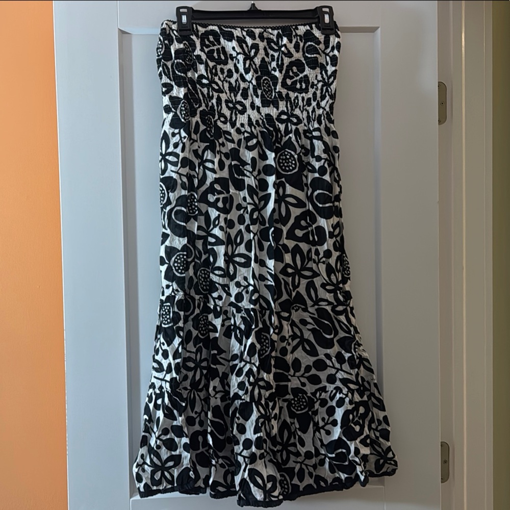 Black and White Midi Strapless Dress with Ruffled Tiered Style